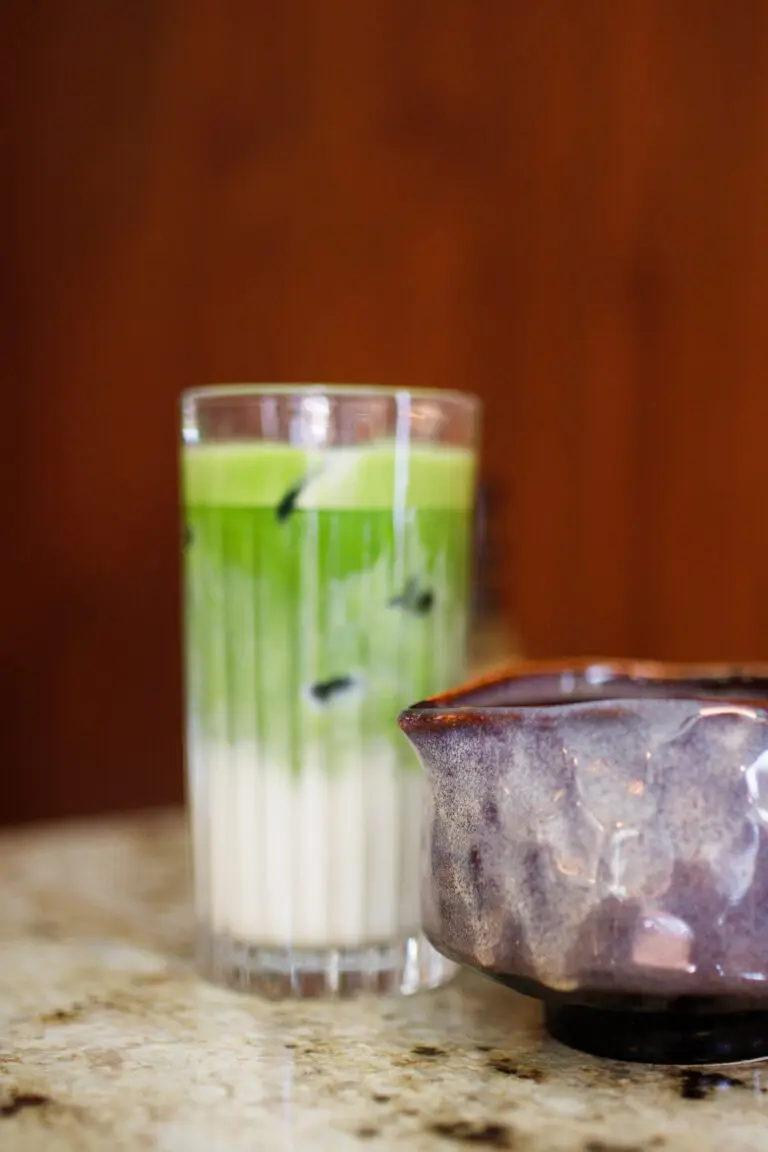 Grijs Blauwe Chawan met Schenktuit - Sumomo - Moya Matcha - Naast een Matcha Latte in een glas