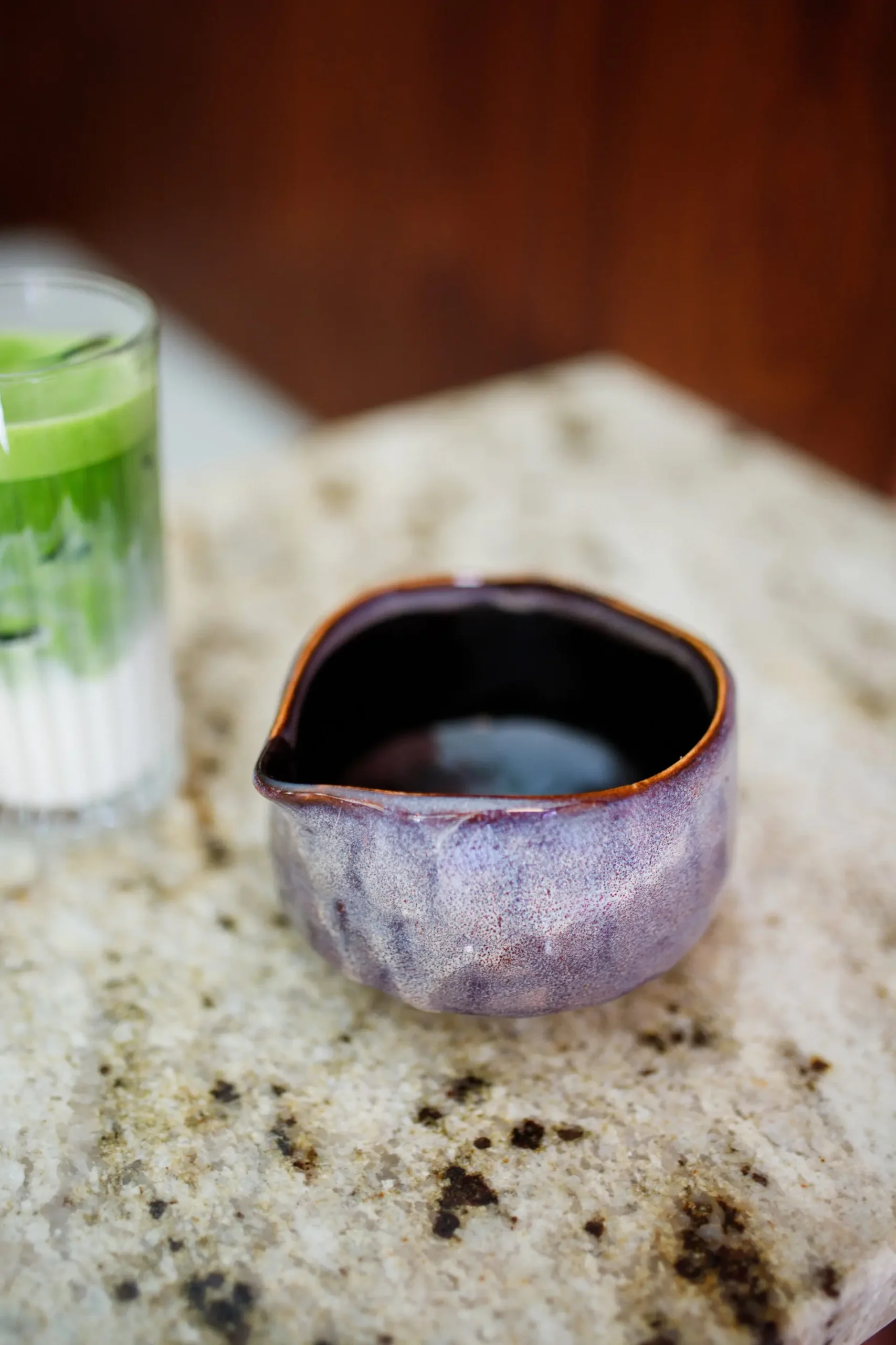 Grijs Blauwe Chawan met Schenktuit - Sumomo - Moya Matcha - bovenaanzicht naar een glas met een Matcha Latte
