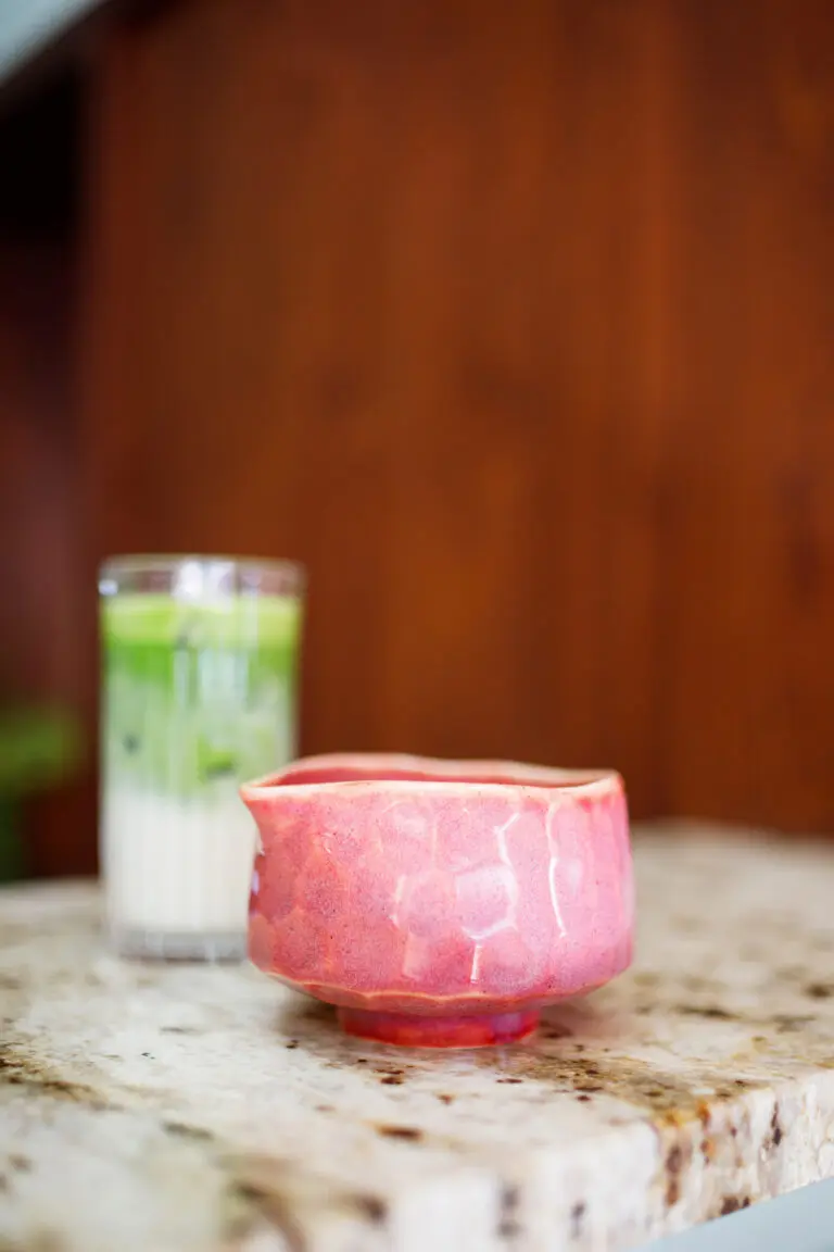 Grijs Blauwe Chawan met Schenktuit - Sumomo - Moya Matcha - bovenaanzicht naar een glas met een Matcha Latte